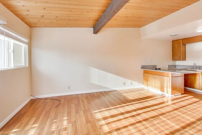 Building Photo - 22555 Linden St