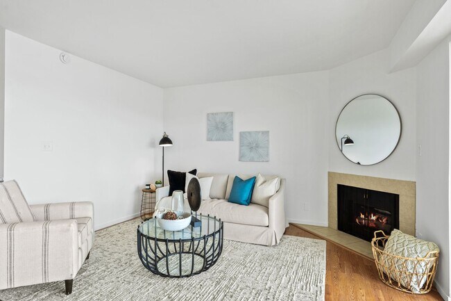 Building Photo - 1-Bed, 1-Bath 818sqft Condo in Capitol Hill for Rent — Parking, In-Unit Washer/Dryer & Space Need...