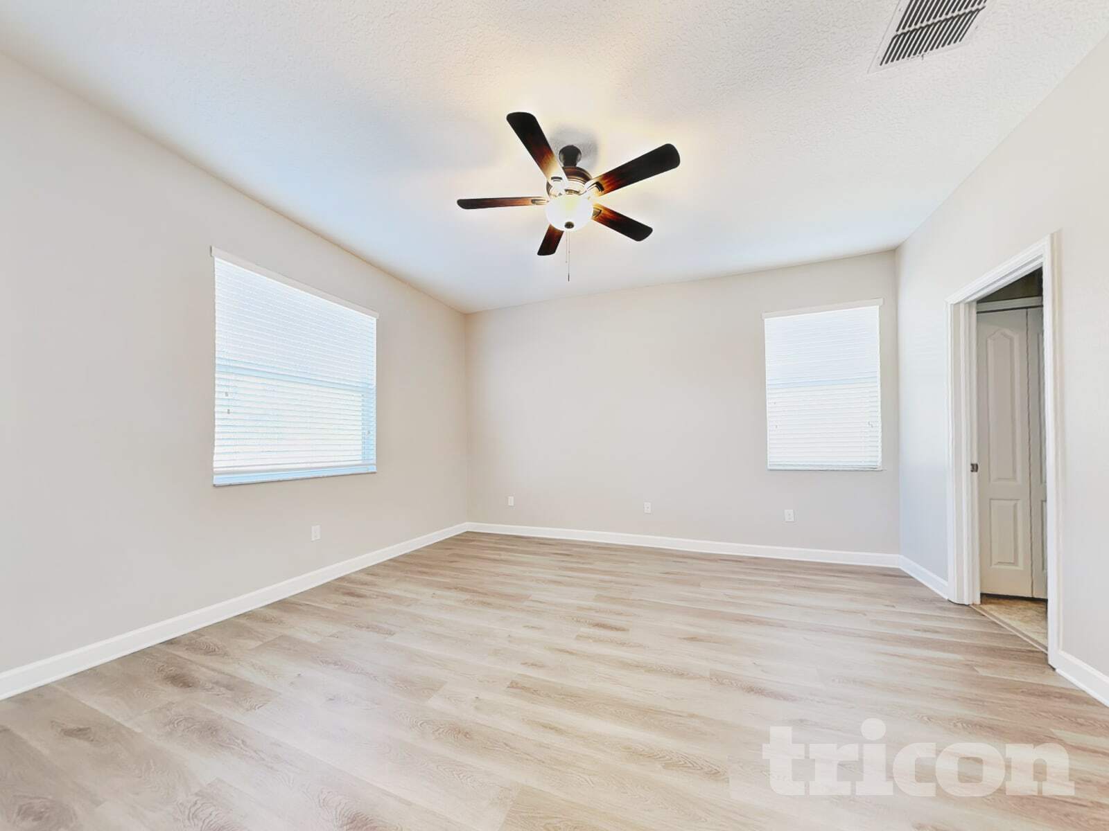 Building Photo - 13811 Newport Shores Dr