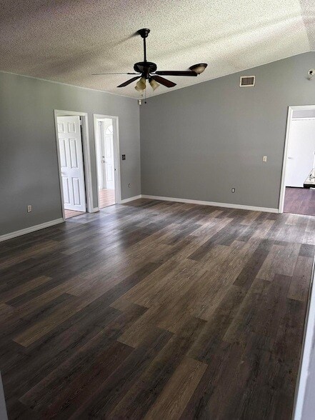 Building Photo - 1021 SW Du Bois Ave