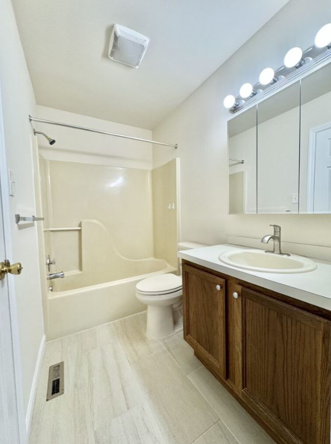 Building Photo - 700 Farmington Ave