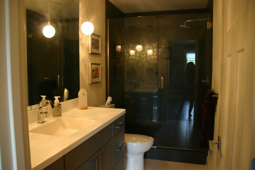 Building Photo - 2036 Celadon Dr NE