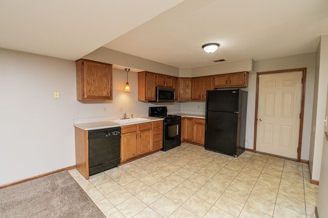 Building Photo - 3 bedroom / 2.5 bathroom Townhome for Rent...