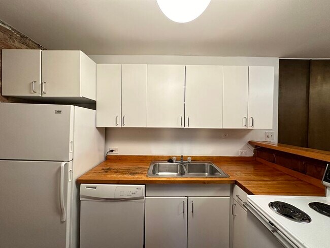 Building Photo - 605 W Surf St