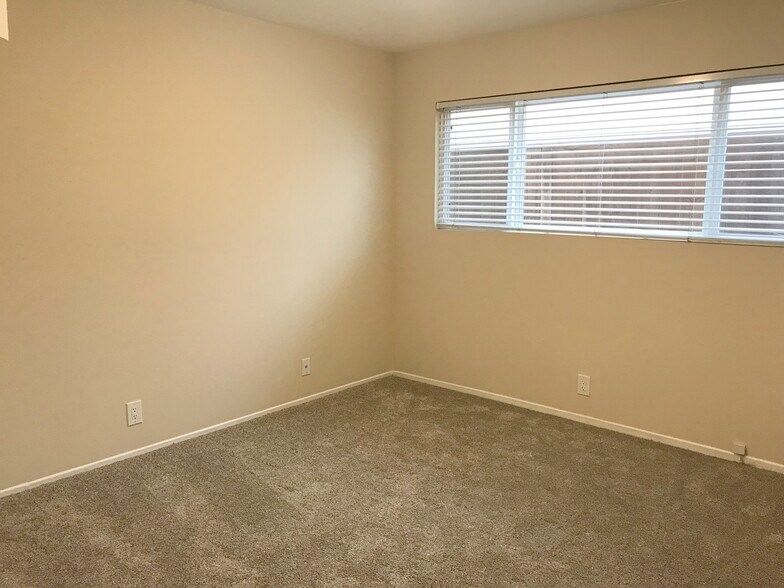 Building Photo - 1126 Cypress Ave