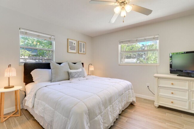 Building Photo - Charming 3/2 Available Now! Furnished or U...