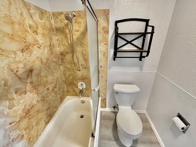 Building Photo - Newly Remodeled Top-Floor Duplex w/ Lake a...