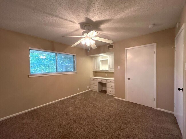 Building Photo - 613 W Redbud Dr