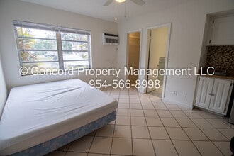 Building Photo - Furnished Efficiency in Sailboat Bend with...