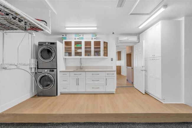 Building Photo - 5120 Carillo St