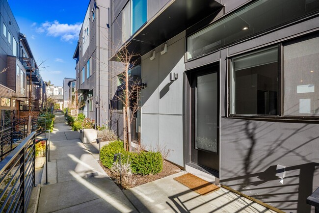 Building Photo - South Seattle Newer Townhome - Great locat...