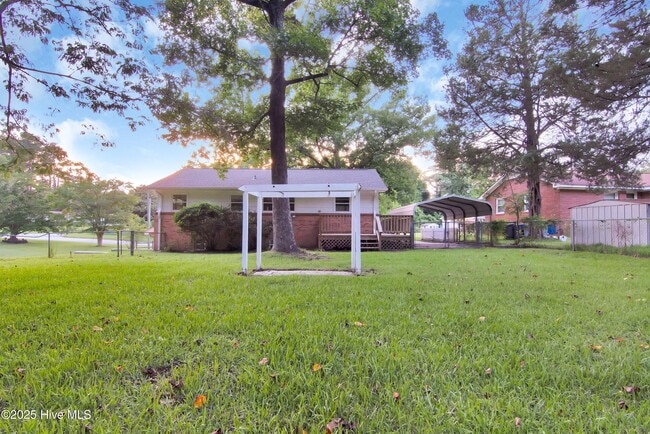 Building Photo - 300 Long Acres Dr