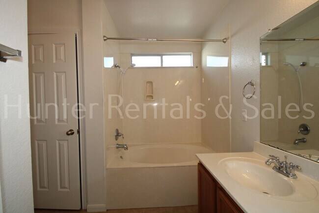 Building Photo - 505 Vega Ln