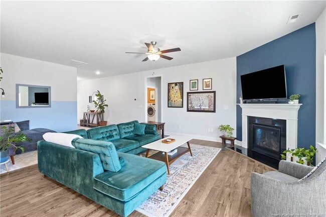 Building Photo - Charming 4-Bed home with Granite Touches & Cozy Fireplace in Sanford, NC!