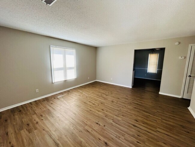 Building Photo - 2902 6th St.