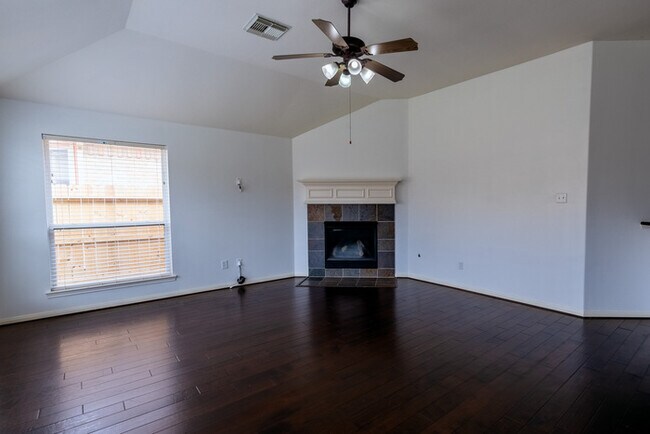 Building Photo - Stunning 4 beds 3 baths in Spring!