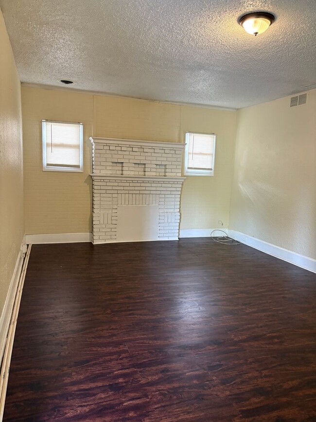 Building Photo - Large 4 bedroom 1 Bath House for rent