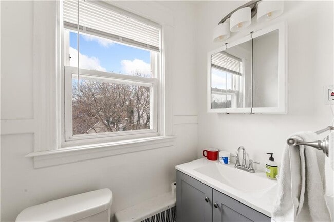 Building Photo - 19 Vale St