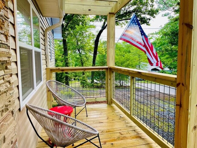 Building Photo - 233 Lakeview Cir