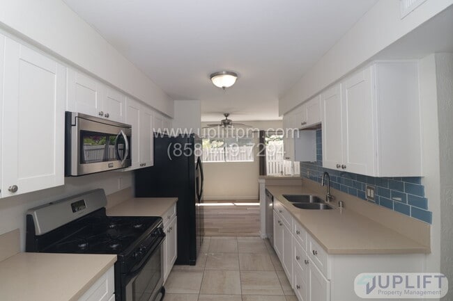 Building Photo - 2 bed 1.5 Bath Condo Available Soon