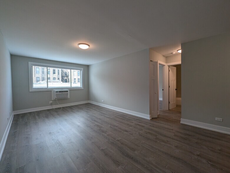 Building Photo - 542 W Surf St