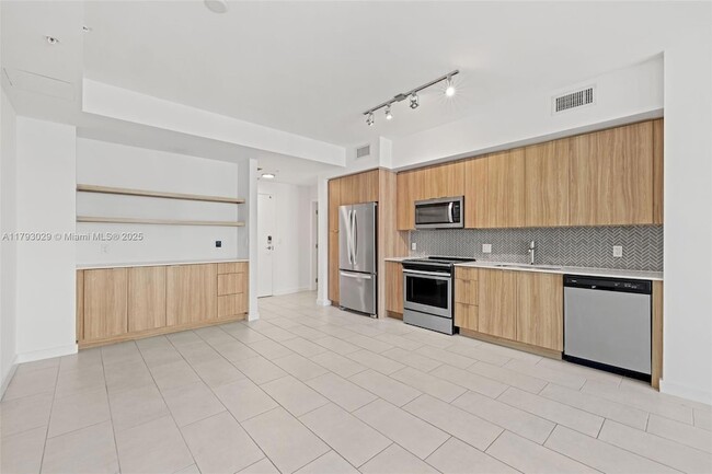 Building Photo - 2150 N Bayshore Dr