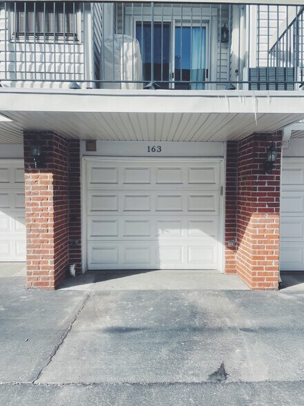 Building Photo - 163 W Kenilworth Ave