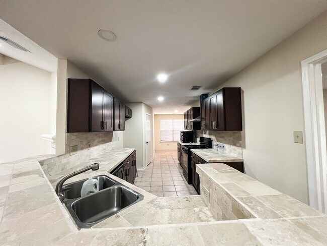 Building Photo - 11114 Springsong Dr