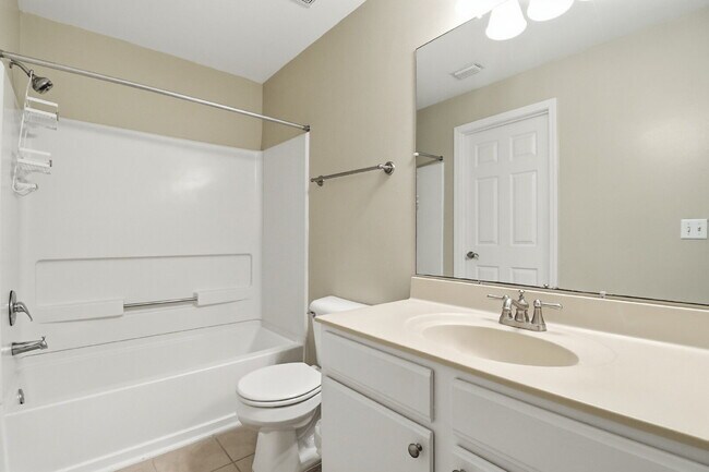 Building Photo - "Discover Coastal Comfort: Spacious 2-Bed, 2-Bath Condo at Summer House, Hilton Head Island!"