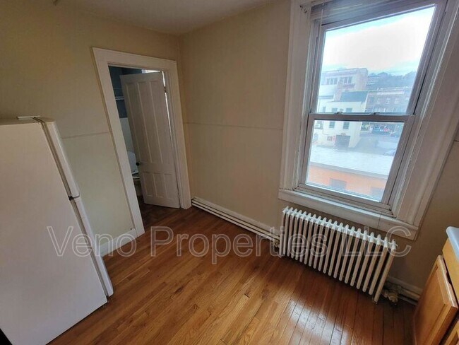 Building Photo - 16 2nd St