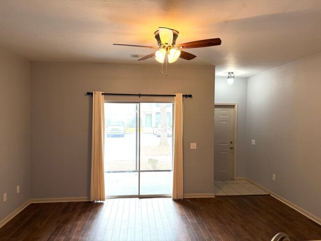 Building Photo - One Bedroom Condo with Garage