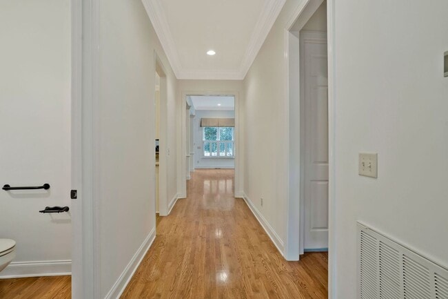 Building Photo - Stunning 4BE/3.5BA home in the very desira...