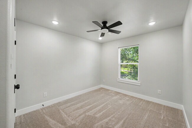 Building Photo - 116 Sun City Ln