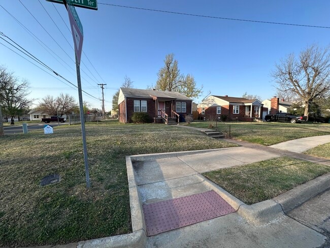 Building Photo - 2400 NW 36th St