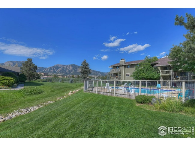 Building Photo - 695 Manhattan Dr