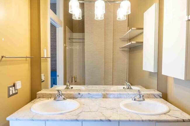 Building Photo - 949 W Madison St