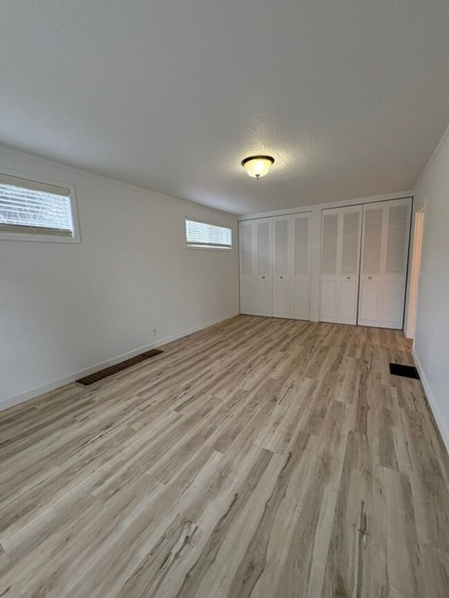 Building Photo - Beautifully Remodelend Home - Minutes from...