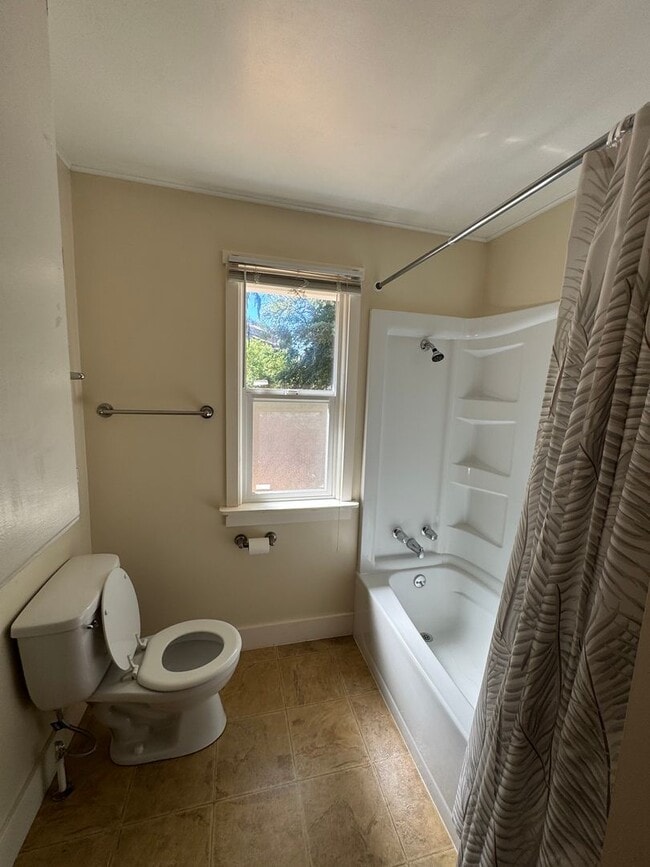 Building Photo - 3 Bedroom home SE Roseburg home