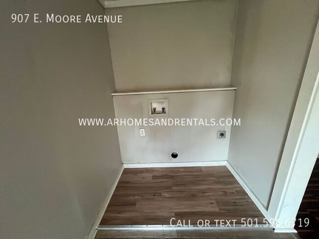 Building Photo - 907 E Moore Ave
