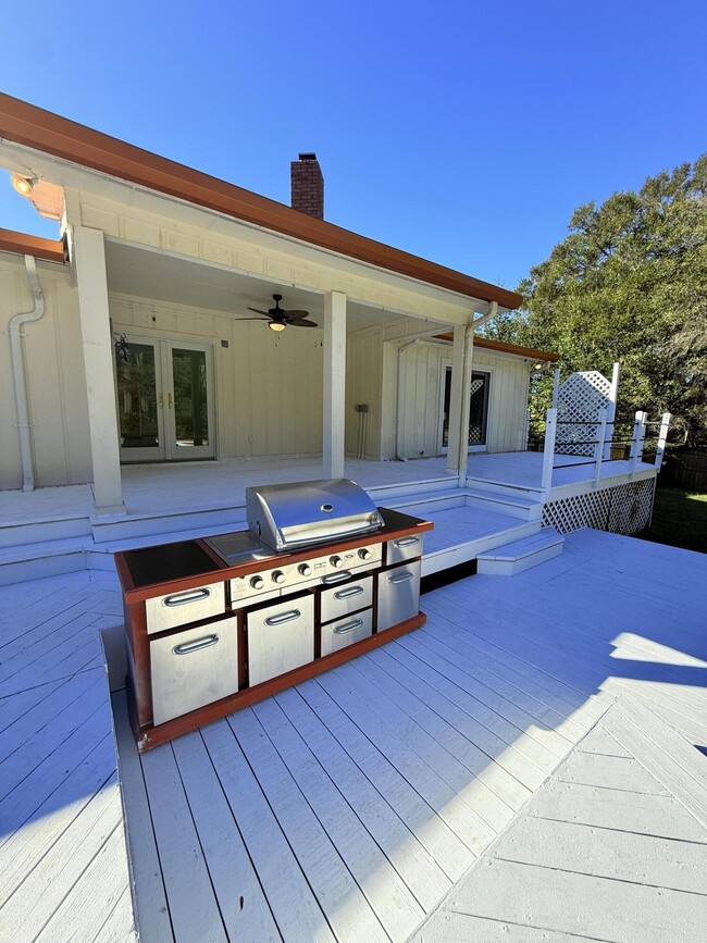 Building Photo - 255 Ridge Lake Rd