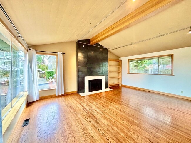 Building Photo - Stunning Mountain View Mid-Century Home in Prestigious Clyde Hill