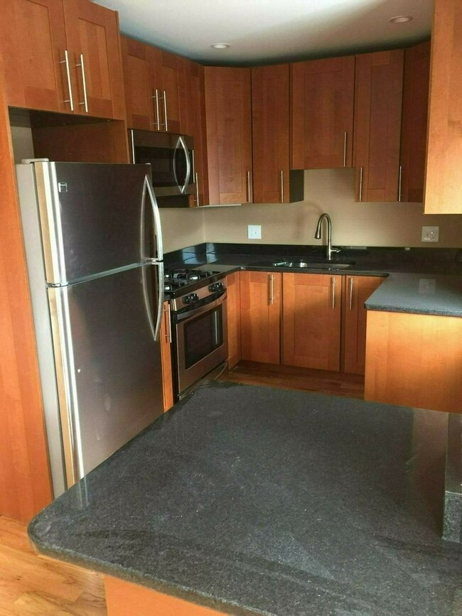 Building Photo - 9/1 Sunny top floor 4BR/2BA near Longwood/...
