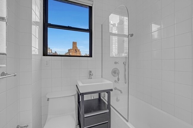 Building Photo - 127 E 69th St