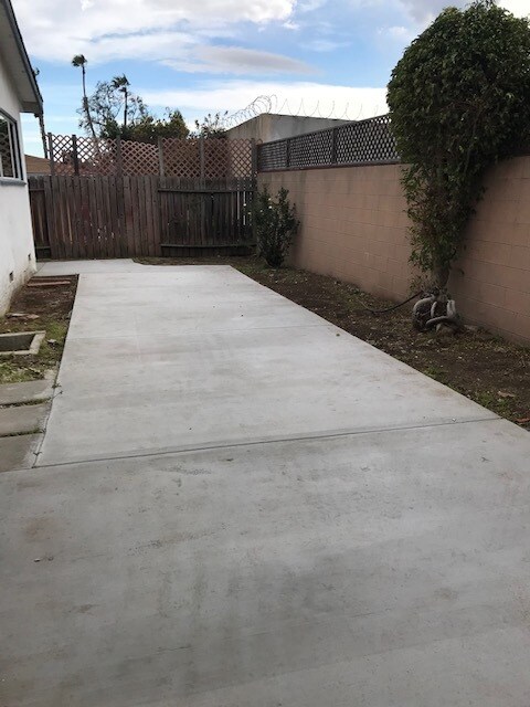 Building Photo - 801 N Eucalyptus Ave