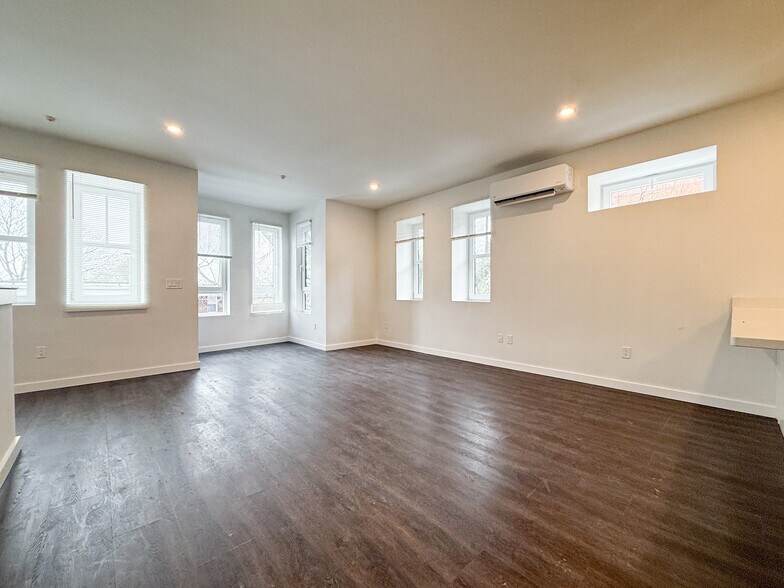 Building Photo - 67 Perrin St