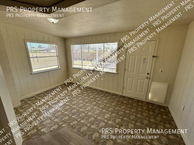 Building Photo - 711 N Oracle Cir