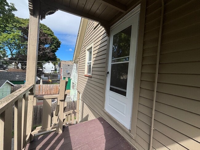 Building Photo - 4 Bedroom Park Ave House - 2 Full Baths, D...