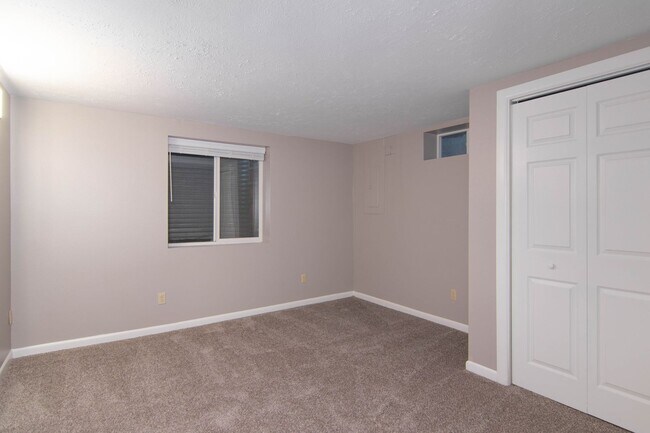 Building Photo - 2 Bed 1ba Liberty Lake Duplex Lower-level ...