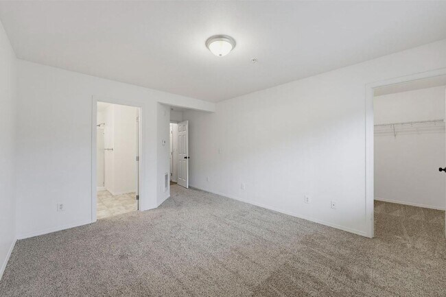 Building Photo - Spacious Puyallup Townhouse | 3-Bed Home with Main-Floor Primary Suite & Stainless Steel Appliances!