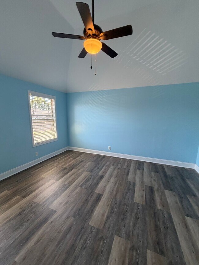 Building Photo - Large 4 Bedroom 2 1/2 Bath Pet Friendly Home For Rent!